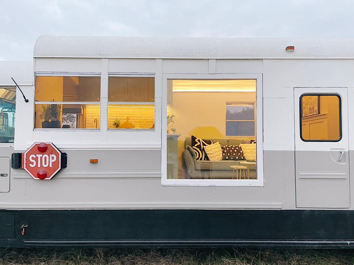 American School Bus Retreat With Hot Tub In Sussex Meadow Uckfield Ngoại thất bức ảnh