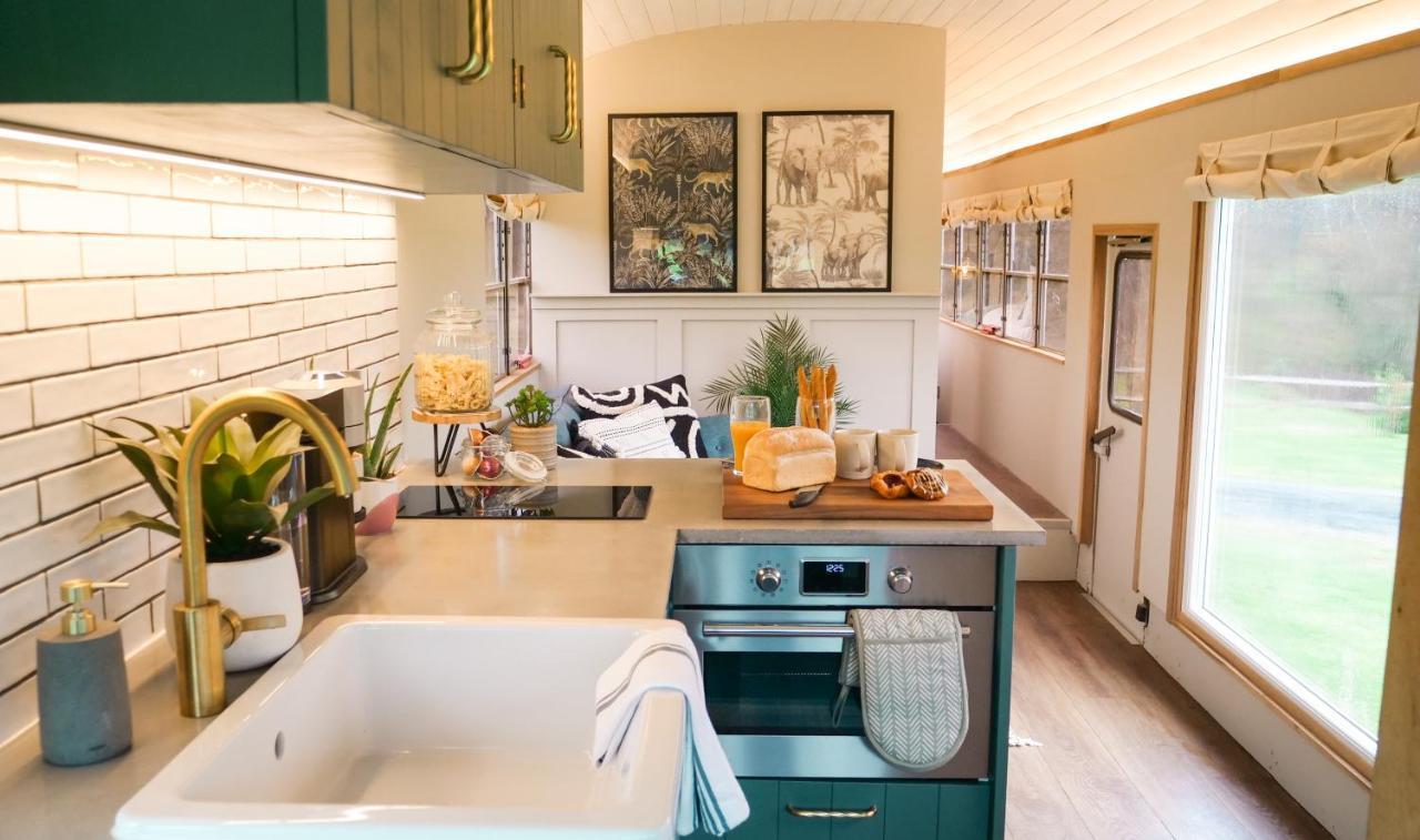 American School Bus Retreat With Hot Tub In Sussex Meadow Uckfield Ngoại thất bức ảnh