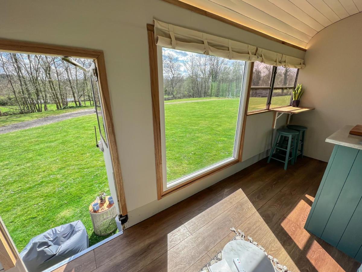American School Bus Retreat With Hot Tub In Sussex Meadow Uckfield Ngoại thất bức ảnh