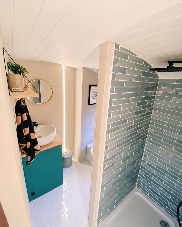 American School Bus Retreat With Hot Tub In Sussex Meadow Uckfield Ngoại thất bức ảnh