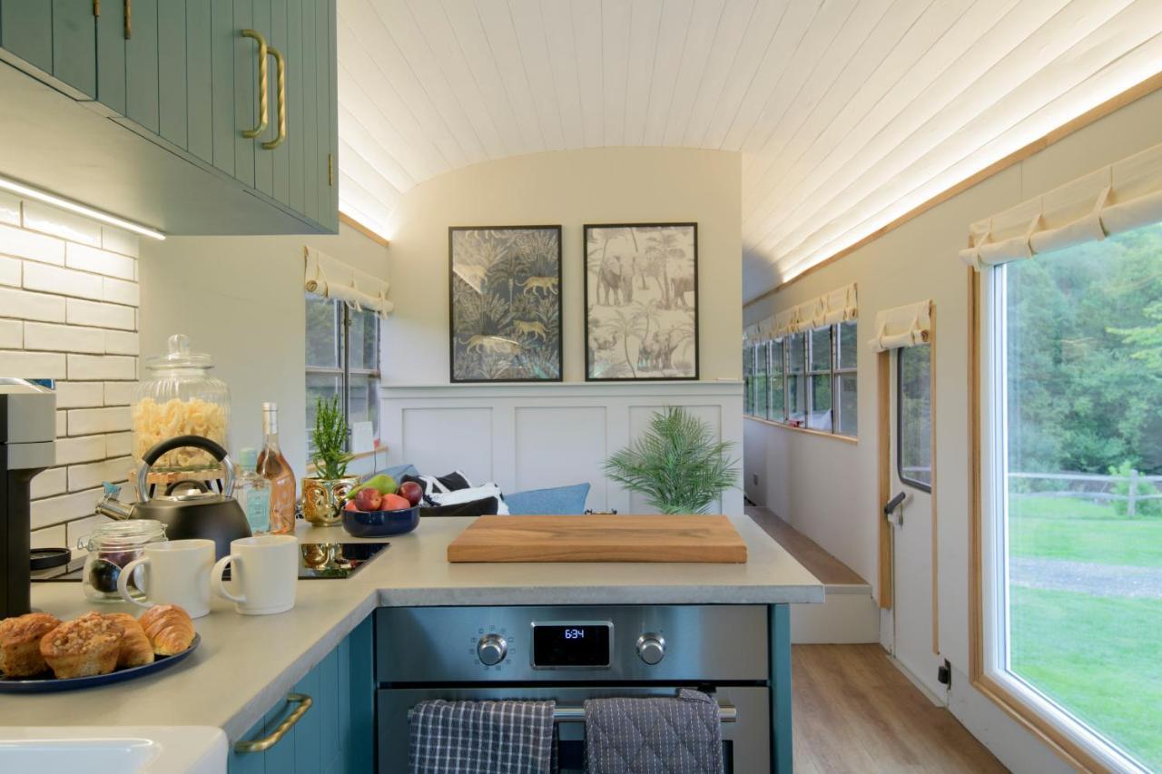 American School Bus Retreat With Hot Tub In Sussex Meadow Uckfield Ngoại thất bức ảnh