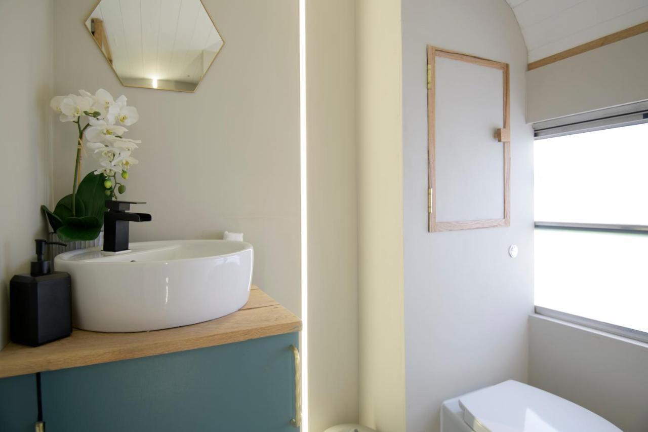 American School Bus Retreat With Hot Tub In Sussex Meadow Uckfield Ngoại thất bức ảnh