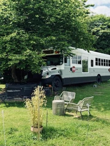 American School Bus Retreat With Hot Tub In Sussex Meadow Uckfield Ngoại thất bức ảnh